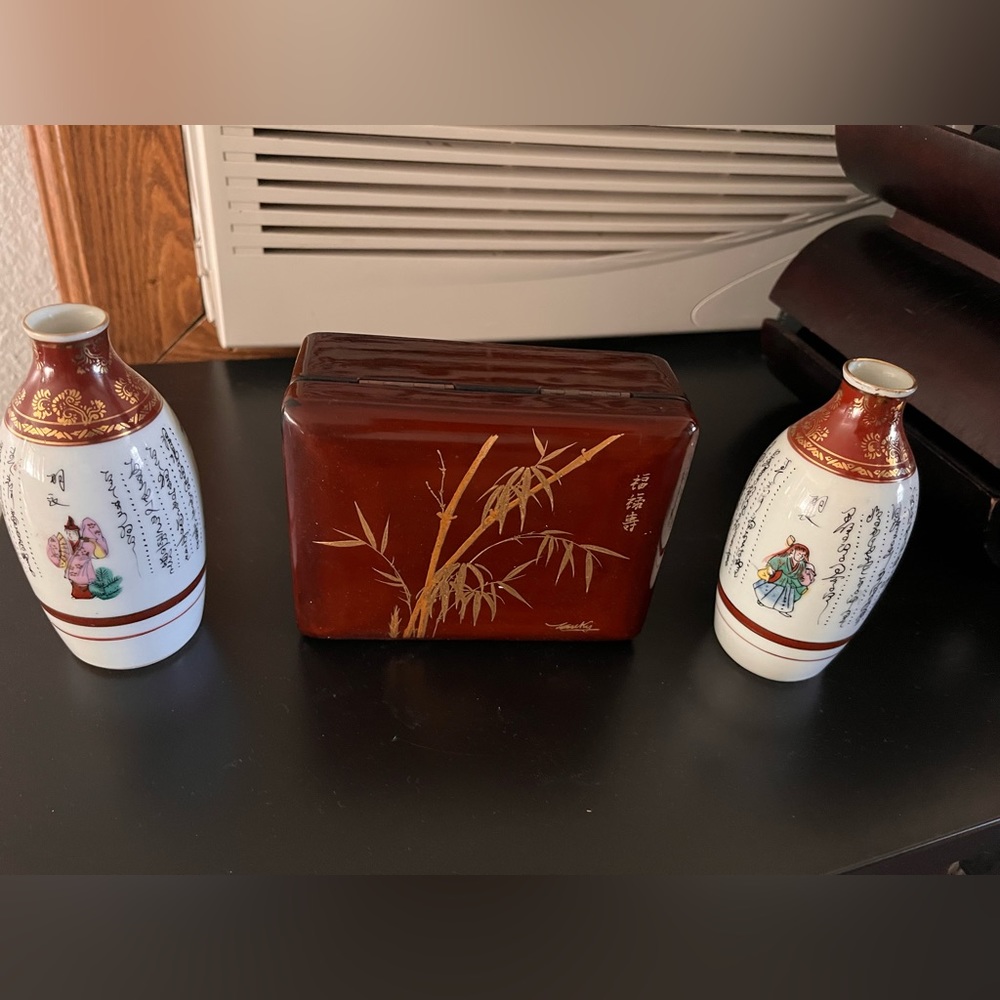 small clean vintage box with two small vase